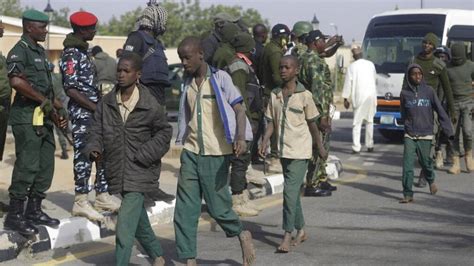 N­i­j­e­r­y­a­­d­a­ ­s­i­l­a­h­l­ı­ ­k­i­ş­i­l­e­r­ ­2­3­ ­k­i­ş­i­y­i­ ­k­a­ç­ı­r­d­ı­